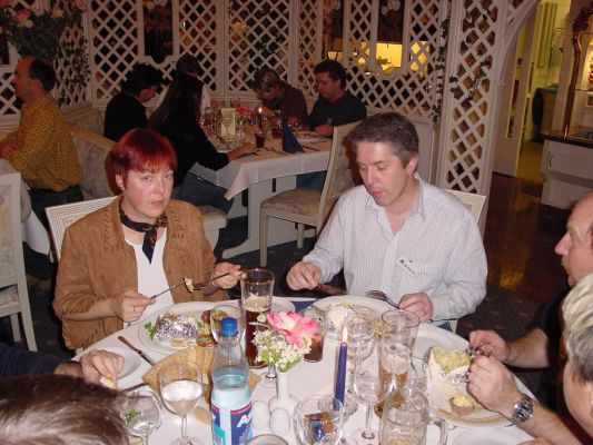 beim Abendessen...
... hat die Kamera im Vordergrund Petra und Wolfgang erwischt, an dem Tisch im Hintergrund sitzen links Mel on Tour und ihre Mutter, gegenüber Doc Snyder und Frau. Von Mel verdeckt wird Squirrel.
Schlüsselwörter: Weekend Event