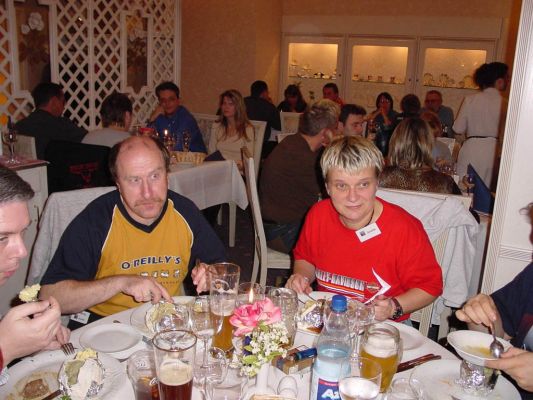 Abendessen II
hier gibt es viel zu sehen: im Vordergrund Wolfgang und Anette, an dem Vierertisch dahinter sitzen (mit Blick zur Kamera) Thomas und Ivonne, gegenüber sitzen Udo und Josie. Hinten an der Wand sitzen (von rechts nach links, neben der Bedienung) reini und seine Frau, ein Freund von Xing und Westernlady. 
Schlüsselwörter: Weekend Event