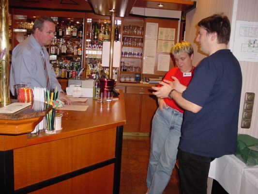 Margharitas...
Anette, Andreas und Angie wollten Drinks bestellen, aber der gute Mann hinter der Theke stand ziemlich auf der Leitung, was das Mixen von Drinks anging. Daraufhin erklärte Andreas ihm, wie er einen Margharita mixen soll und sagte auch, wieviel Milliliter von diesem und von jenem - dabei entstand die Handbewegung von Andreas, der schon ganz leicht ungeduldig wurde, weil der Kellner immer wieder nachfragen musste. Der dann gemixte Margharita war dafür, dass der Kellner ihn das 1. Mal gemixt hat, doch ganz gut
Schlüsselwörter: Weekend Event