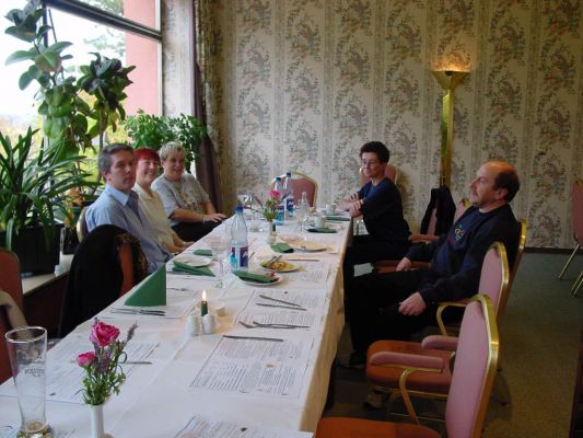 Mittagessen am Sonntag II
links, von vorne nach hinten: Wolfgang, Petra sowie Anette, rechts, in der gleichen Reihenfolge, Wolfgang und Angie (aloha).
Schlüsselwörter: Weekend Event