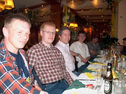 die linke Tischseite
Wieder von vorne nach hinten: zisch, Daniel, Wolfgang, Scooby Doo, Udo, rechts hinten sitzt scoutgirl
Schlüsselwörter: usertreffen, frankfurt