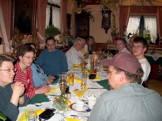 Blick vom hinteren Ende des Tisches
Links, von vorne nach hinten: scoutgirl, german_harm_mac, Mel on Tour, smyrna, Anette, Wolfgang, Ivonne
Rechts: Udo (Josies Mann), Scooby Doo, Wolfgang, Daniel
Schlüsselwörter: usertreffen, frankfurt