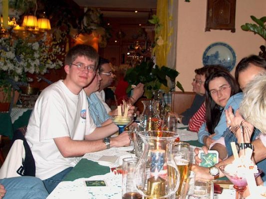 nochmal der hintere Teil der Tafel
Links vorne ist Scooby Doo, rechts (mit dem blauen Oberteil) ist Mel on Tour zu sehen
Schlüsselwörter: usertreffen, frankfurt