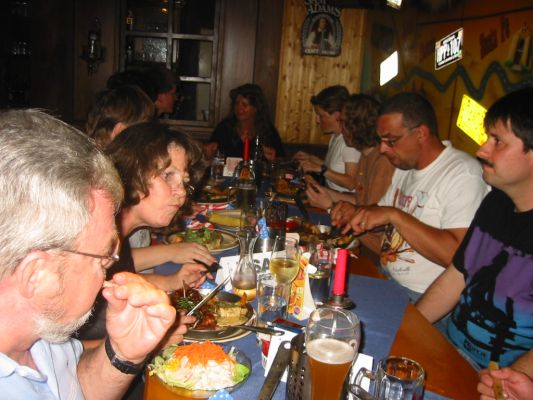 Mahlzeit!
vorne rechts sitzt Easy Going, dahinter Udo (Josies Mann), sowie Point Reyes und Squirrel. Am Kopfende erkennt man Silke (Westernlady). Die ebenfalls kräftig kauende Dame links vorne ist Brigi. ;-)
Schlüsselwörter: Usertreffen, Stuttgart, Sindelfingen