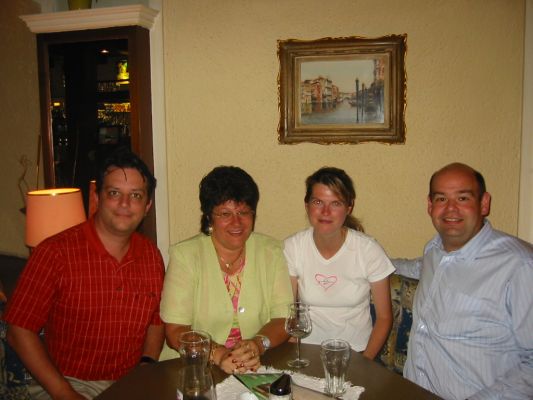 Thomas, Angi, Ivonne und Atecki...
... beim bislang kleinsten Usertreffen am Forengeburtstag in Kitzbühel (Österreich).
Schlüsselwörter: Usertreffen, Kitzbühel