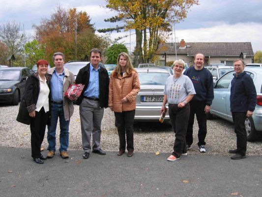 kleines Gruppenbild
spontanes Gruppenbild beim Verladen des Beamers und anderer Kleinigkeiten - von links nach rechts: Petra & Wolfgang, Thomas, Ivonne, Anette & Wolfgang sowie Michael (Angies Mann)
Schlüsselwörter: Weekend Event