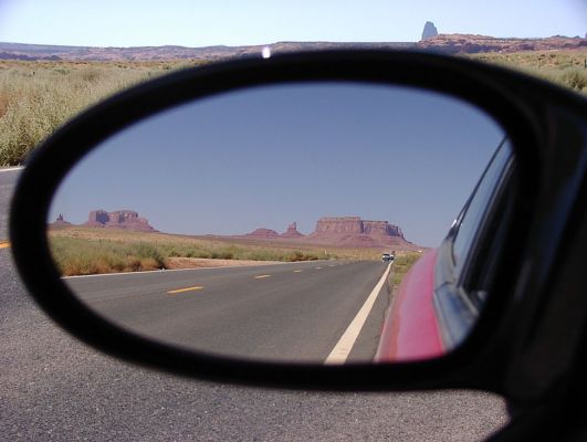 Straße zum Monument Valley
Das Bild zeigt die Straße zum Monument Valley im Rückspiegel unseres Autos. Auf der Fahrt vom Monument Valley zum Grand Canyon mußte ich einfach nochmal halten und diese grandiose Ansicht im Rückspiegel festhalten
Schlüsselwörter: Fotowettbewerb