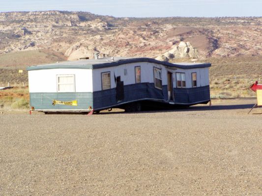 Zuviel gereist
In einem Land wie den USA wird ja mobil gelebt. Das Bild zeigt ein Haus, dass zuviel auf der Strasse unterwegs war. 
Schlüsselwörter: Fotowettbewerb