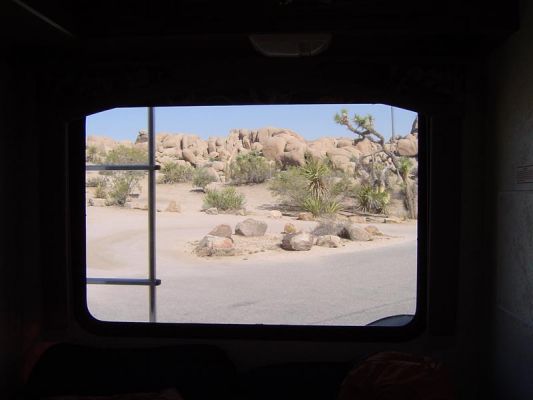 Yoshua Tree N.P.
das Foto ist aufgenommen im Yoshua Tree NP, und zwar aus dem hinteren Fenster eines Wohnmobils mit Blick auf die Straße entlang der Jumbo Rocks
Schlüsselwörter: Fotowettbewerb