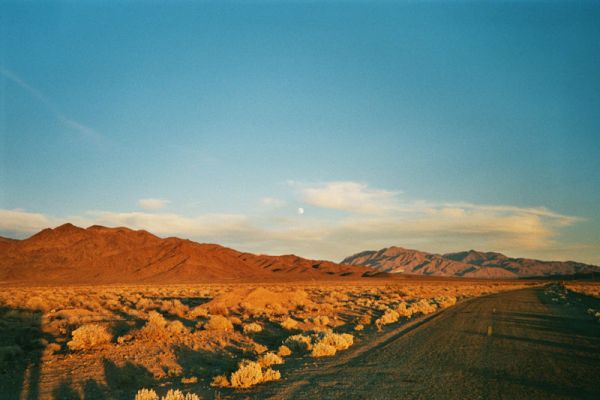 near Shoshone, CA
Das Foto wurde von mir im Oktober 1999 am späten Nachmittag in der Nähe von Shoshone, CA aufgenommen. Ich hoffe, man kann die Straße erkennen ;-)) 

Schlüsselwörter: Fotowettbewerb