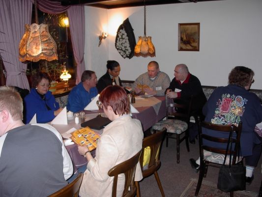 im Lokal
Rückansichten von rechts:Dorothea, Petra u. Daniel
von links:Sybille, Günter (GKeipinger), Esther, Uwe, Kalle
Schlüsselwörter: Usertreffen, Remscheid