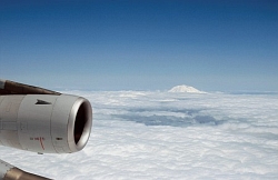 Mount Hood ragt aus den Wolken
