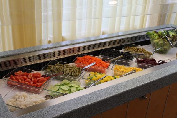 Salatplatten beim Mittagessen
