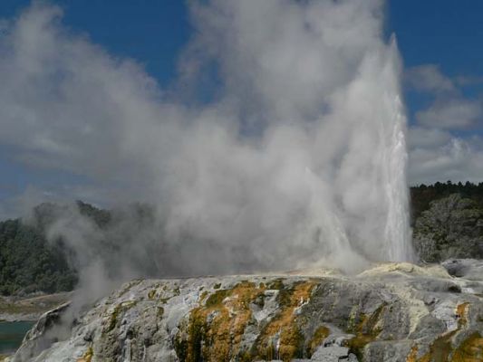 Danilo_Te_Puia_-_Pohutu_Geysir_640.jpg
