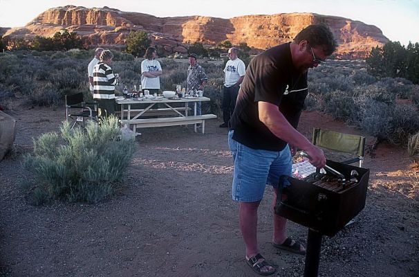 Nobby schon wieder am Grill
Dies war unser 2. gemeinsamer Abend, allerdings sind wir auf den Devils Garden CG im Arches NP umgezogen.
