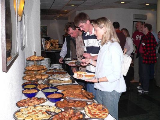 Die ersten "Buffet-Vernichter"
Im Vordergrund stehen: Elke (Frau von AndyOne), ScoobyDoo und AndyOne
