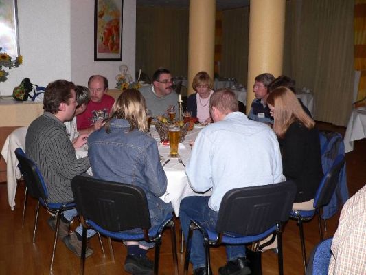 Eine "runde Sache"
Vorne links mit der Jeansjacke ist Hanja (Frau von DocSnyder), weiter im Uhrzeigersinn mit DocSnyder, Anette, Wolfgang (Mann von Anette), Joachim (Gast von Anette), Andrea (Gast von Anette), Wolfgang (Mann von Carman1), Carmen1, Anja (Frau/Freundin von freddykr) und freddykr.
