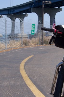 Bike_unter_Coronado_Brigde.JPG