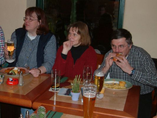 Prost Matze !
Ines, Martina und Mathias, der mit dem Burger kämpft.
