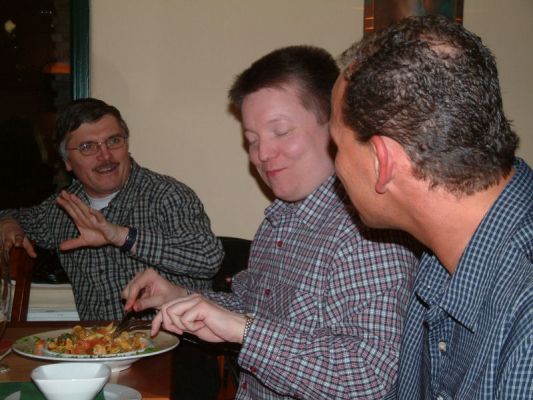 Es schmeckt einfach traumhaft !
Markus (Heavens Gate) geniest sein Essen wärend sich Matze und Olli intensiv unterhalten.
