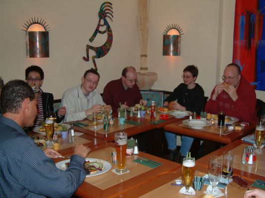 Essen ist fertig !
Die große Runde von links nach rechts: Oliver, Bianca, Tobias, Wolfgang (Greywolf), Nicole und Rainer (Wiley E. Coyote).
