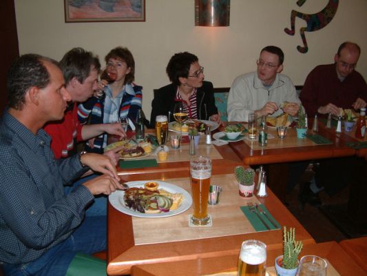 Das Essen scheint zu schmecken.
Oliver, Thomas, Andrea, Bianca, Tobias (Manuel Calavera) und Wolfgang(Greywolf).
