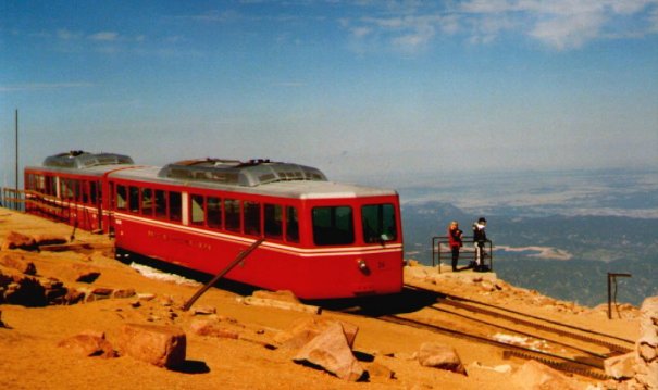 auf dem 4300m hohen Pikes Peak
Schlüsselwörter: Pikes Peak, Berg, 4000m, Gipfel, Zahnradbahn, Cog Rail, Manitou Springs, Colorado, USA