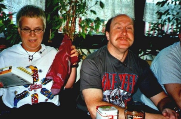 Anette und ihre Geschenke, rechts daneben Wolfgang
