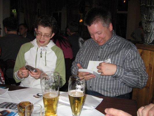 Anne (german_harm_mac) und Markus (heavens.gate) bei der Sichtung der Peking Fotos
