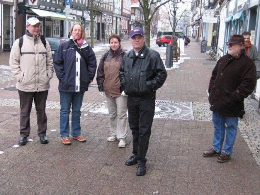 Oliver (promisedman), Petra (emmipiel), Yvonne (americanhero), Matthias (matze), Peter (bowiepit) und ich trafen uns schon vorab, um uns die Celler Altstadt anzusehen.
