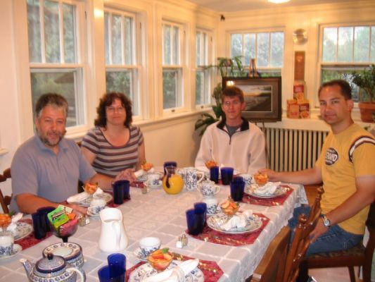 Frühstück in Rubin's Nest B&B in Cody, WY
Monika und Walter übernachteten in diesem B&B, wir (Christian und Markus) holten die beiden hier ab, um gemeinsam in den Yellowstone zu fahren und bekamen sogar überraschenderweise noch Frühstück, obwohl wir hier eigentlich gar nicht wohnten.
