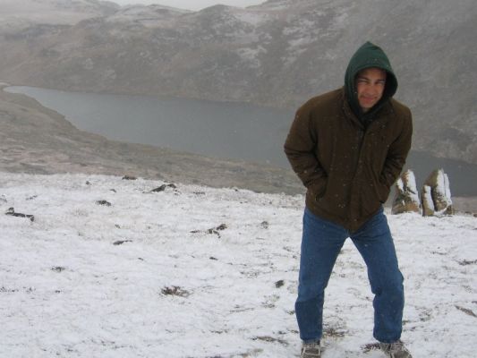 Wintereinbruch am Beartooth Highway
Der Beartooth Highway geht hinauf auf knapp 14.000 Fuß. Oben erwartete uns ein kleiner Wintereinbruch bei Temperaturen um 25°F.
