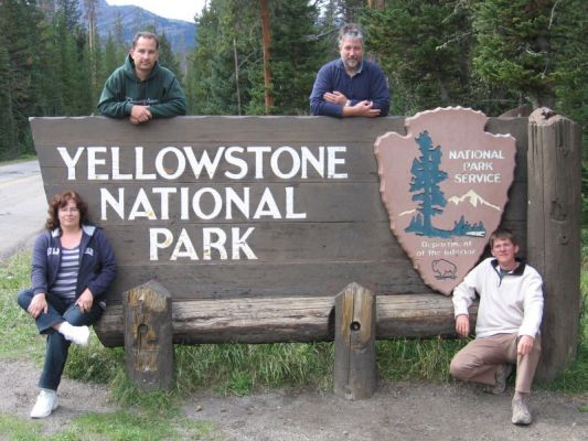 Einfahrt in den Yellowstone NP
vorne links: Monika (Crimson Tide), oben links: Christian (Micky McBenz), oben rechts: Walter, Mann von Monika, unten rechts: Markus (Scooby Doo)
