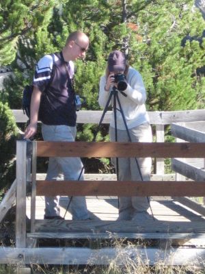 Danilo und Anja beim Fotografieren im West Thumb
Noch bevor wir uns am Abend trafen, besuchten wir unabhängig die Pools im West Thumb. Diese beiden konzentrierten Fotografen kamen mir gleich so bekannt vor, doch lagen Pools zwischen uns, so dass ich nicht näher heran kam.
Also habe ich einfach ein Foto gemacht und Klamottenvergleich am Abend brachte ans Tageslicht, ich habe sie wirklich vorab getroffen.
