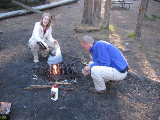 Anja und Danilo beim Feuermachen
Von den beiden haben wir gelernt, wie man ein richtiges Feuer (mit Hochleistungsholz ;-)) unterm Grill zaubert.
