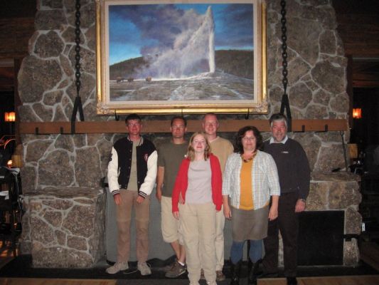 Gruppenfoto im Old Faithful Inn, wo wir am zweiten Abend zu Abend gegessen haben
