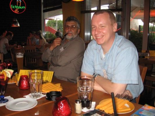 Forumstreffen im Woody's in Stuttgart
Harald (der Mann von Marlena), rechts daneben Danilo (freddykr)
