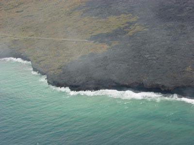bei genauem Hinsehen zu erkennen: Lava begräbt die Chain of Craters Road unter sich
