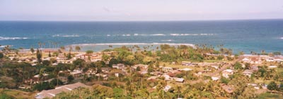 Blick vom Hauula Loop Trail auf Hauula
