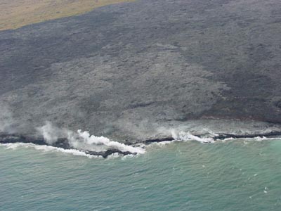 an diesen beiden Stellen fließt Lava ins Meer
