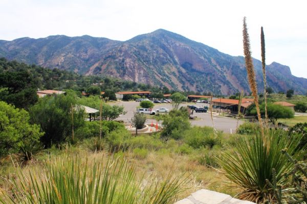 Blick auf die Chisos Mountain Lodge
