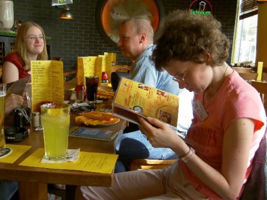 Forumstreffen im Woody's in Stuttgart
links: Anja (Ha-Tschi), rechts: Danilo (freddykr) und Anne (german_harm_mac)
