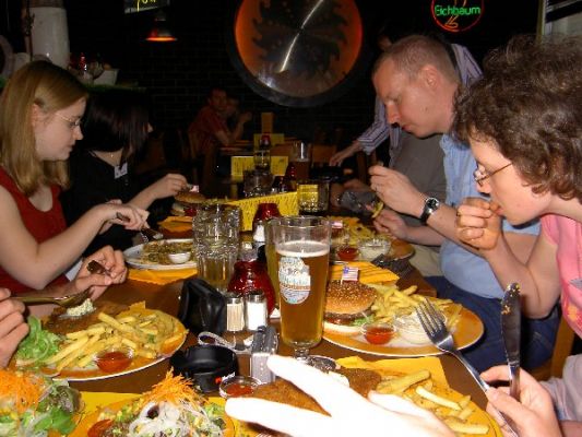 Forumstreffen im Woody's in Stuttgart
Anja, Marlena, Danilo und Anne lassen es sich schmecken
