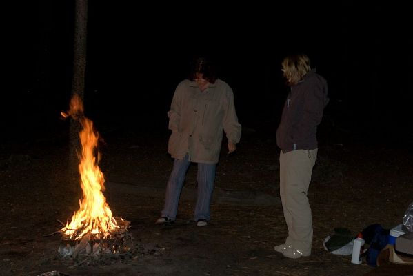 Es werde Licht
Monika (li) und Anja (re) begutachten das Feuer
