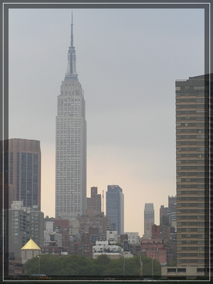 ESB vom East River gesehen
