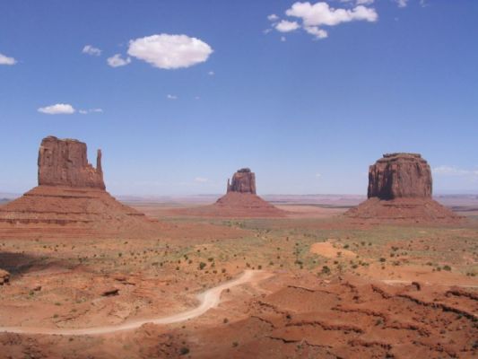 Monument Valley!!!
Blick vom Visitor Center! Auch die Rundfahrt sollte man machen!
Geht auch mit Mietwagen :) die nicht sehr hoch liegen!

