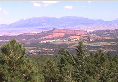 Scenic Byway SR 12/UT_ Capitol Reef mit Waterpocket Fold und Henry Mountens
