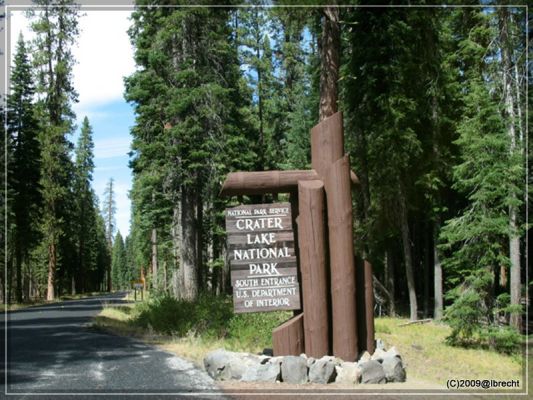 Einfahrt zum Crater Lake NP
