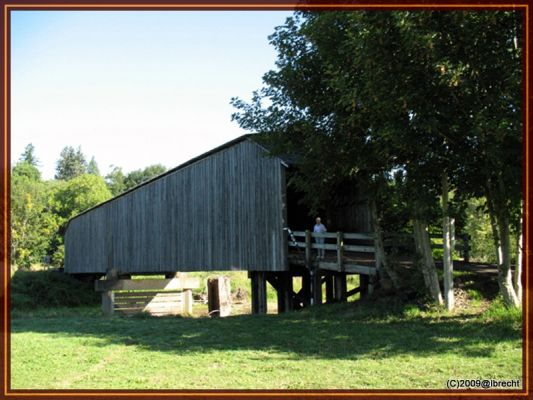 Gedeckte Holzbrücke (zugelassen für 4 Tonnen)
