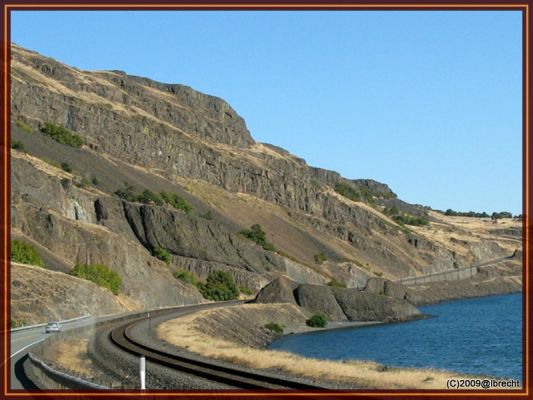 Die WA-14 mit Eisenbahn und Columbia River

